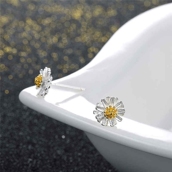 Glam Girl Fashion Other - ADORABLE!  Girl's Sunflower Necklace & Earring Set
